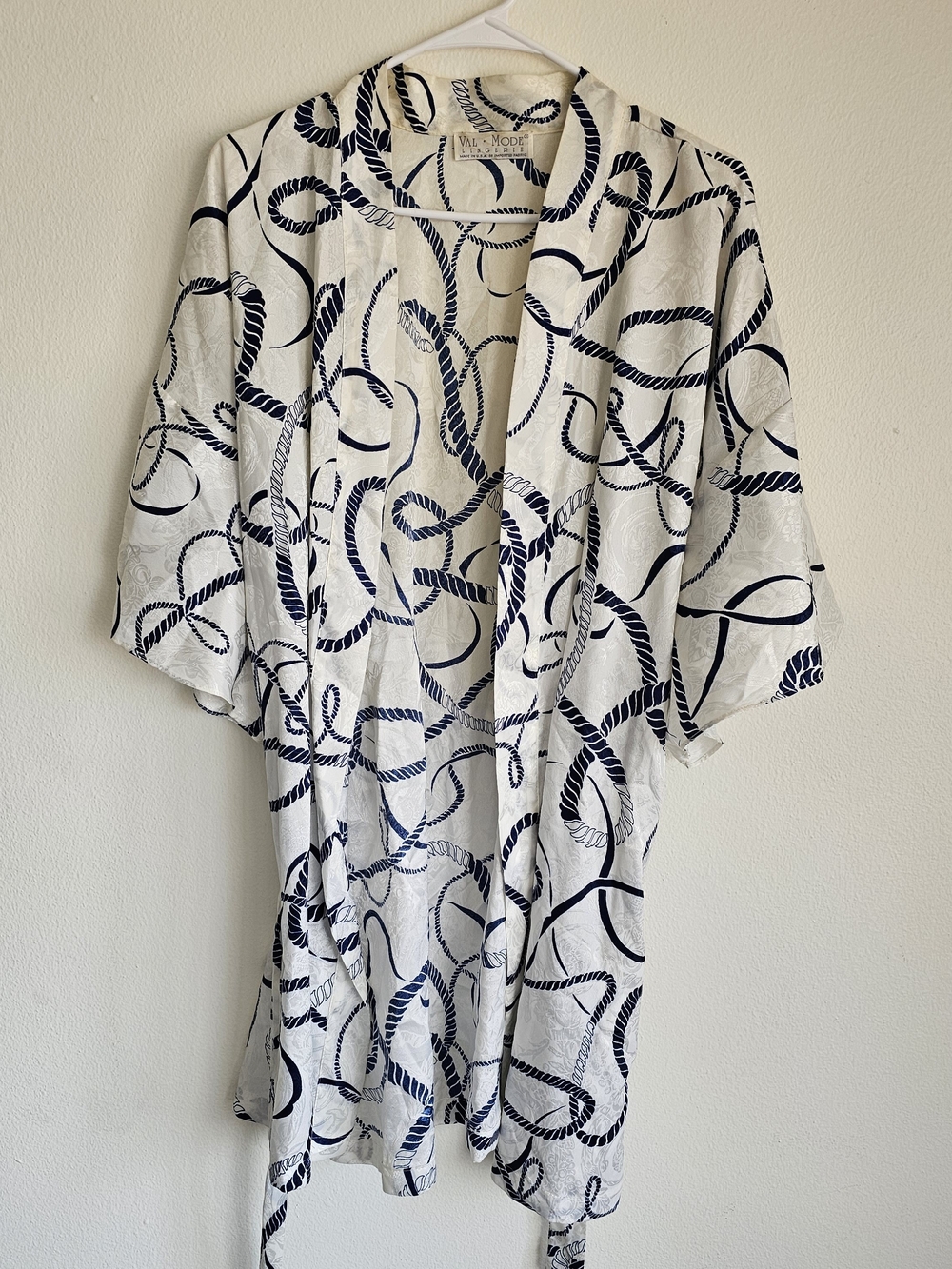 White & Navy Rope-Print Kimono Robe by Val Mode